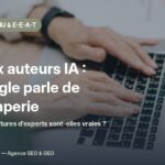 Mains d'une personne tapant sur un ordinateur portable - signature d'auteur réelle